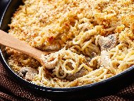 Рецепта Пиле Тетрацини със спагети, гъби и два вида сметана печено на фурна